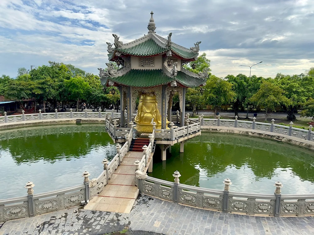 Điện thờ Phật cạnh hồ